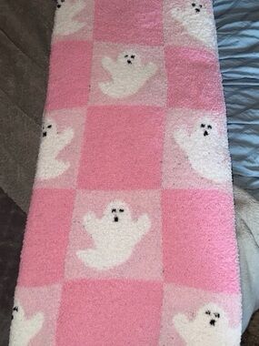 Pink Ghost Plush throw blanket 50x70